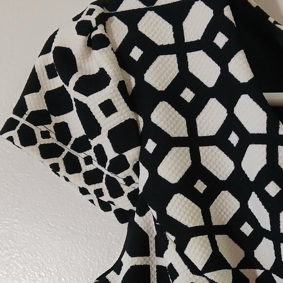 Black/off white geometrical design dress by Enfocus Studio - size 4 - Picture 8 of 8